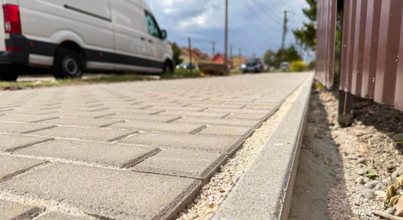 Épülnek, szépülnek a járdaszakaszok - egymás után tüntetik el a balesetveszélyt