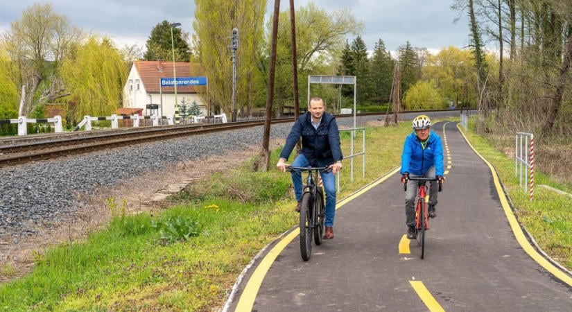 Kerékpáros fejlesztések a Balatonnál: újabb Tisza–Fidesz szópárbaj, ezúttal a neten