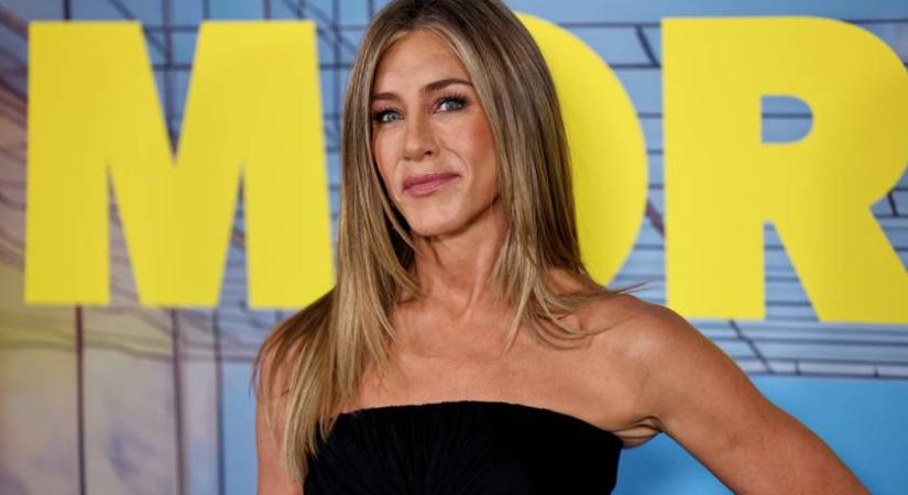 Az 57 éves Jennifer Aniston brutál dekoltázst villantott: címlapra vállalta be a dögös képet