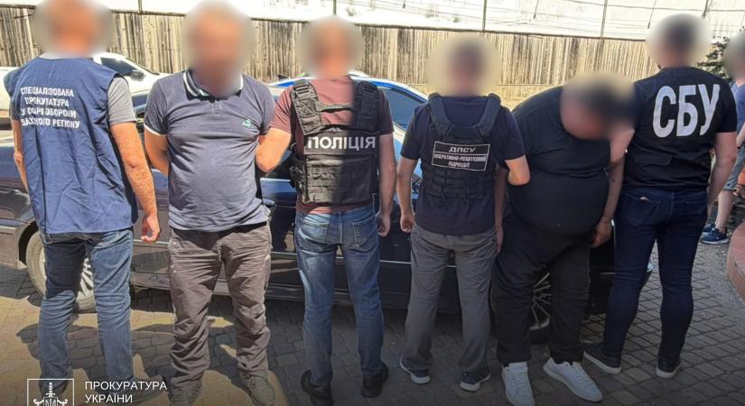 17 ezer dollárért segítették volna az illegális határátlépést Szlovákiába, két férfit őrizetbe vettek Kárpátalján