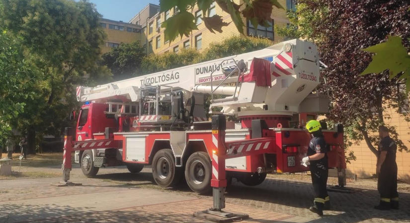 A kórházhoz riasztották a tűzoltókat, balesetveszélyt hárítottak el (videó)