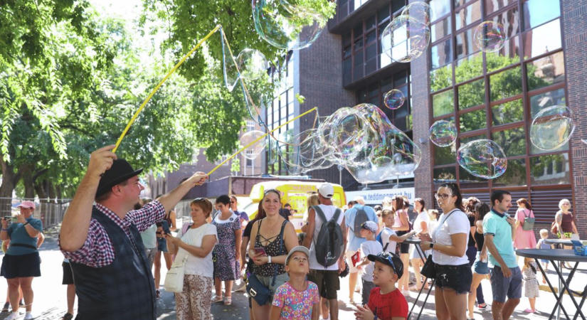 A Wicked boszorkányai osztották a fagyit a gyerekeknek – galériával