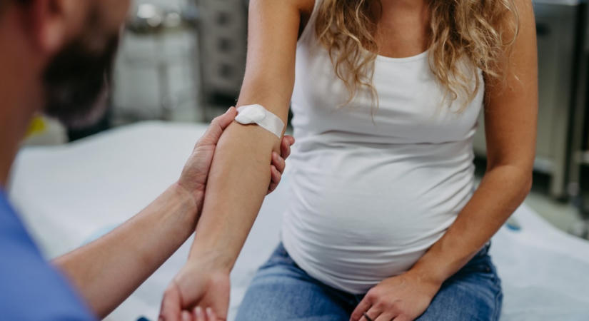 Fontos bejelentés a kismamáknak: már a terhesség későbbi szakaszában is szűrik ezt a betegséget