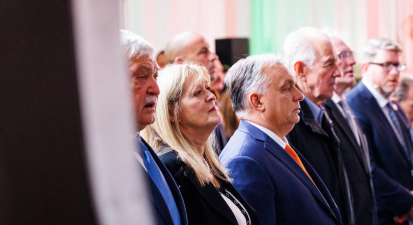 Itt a fotó, Orbán Viktor éppen Horvátországban nyaral Rogán Antallal és Schmidt Máriával