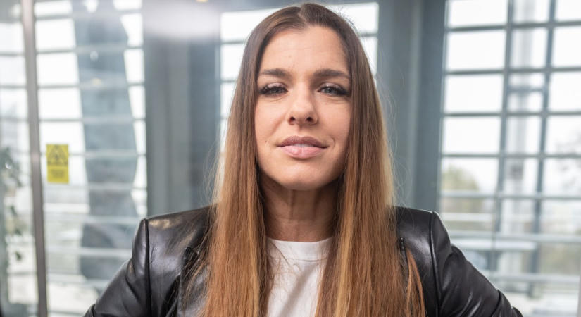 Dér Heni hónapokig rettegett, tükörbe is alig mert nézni, hiába nyugtatta orvosa az arcfelvarrása után