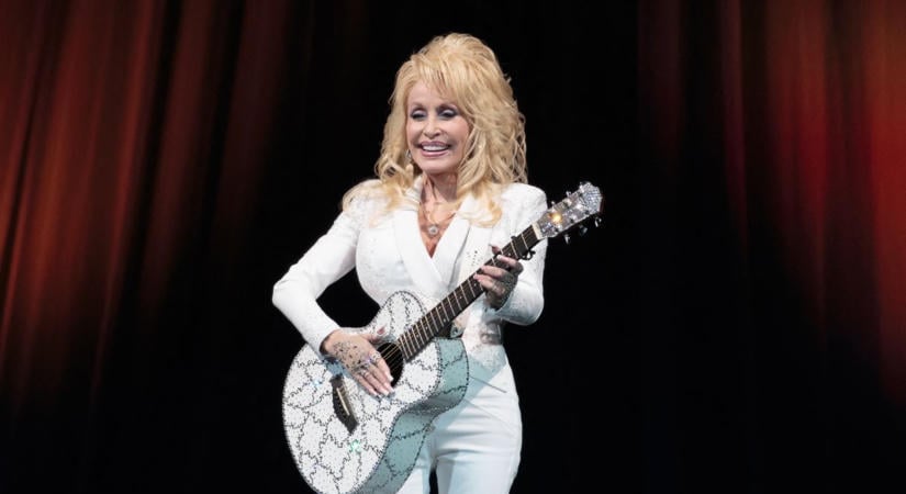 Egy Las Vegas-i imitátor fotójával illusztrálta a CNN Dolly Parton halálhírét