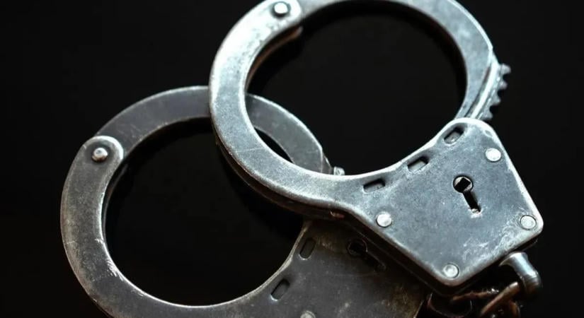 Bizarr fotón a szétvarrt arcú „démonológus”, aki nők személyes adataival dicsekedett a neten