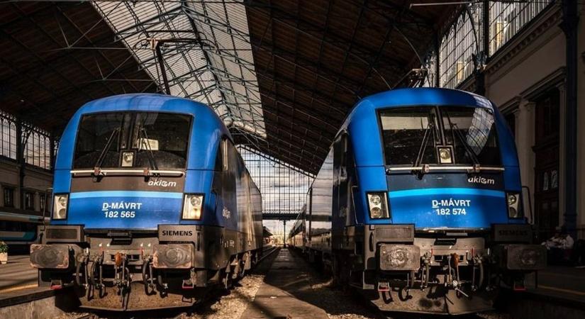 Füstöl egy mozdony a Keletinél: négyszáz utasnak kellett elhagynia a szerelvényt