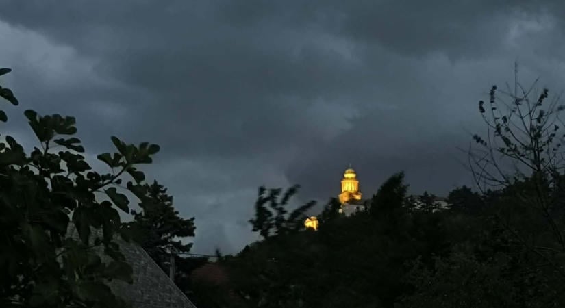 Kettétörte a vihar a hatalmas fenyőt Pannonhalmán - fotó