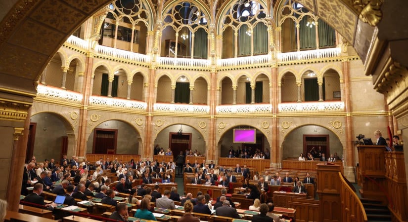 Hétfőtől új munkarendre tér át a parlament