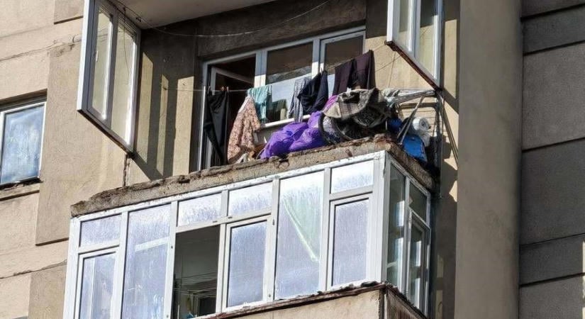 Ráesett a hetedik emeleti erkély egy része a parkoló autóra (VIDEÓ)