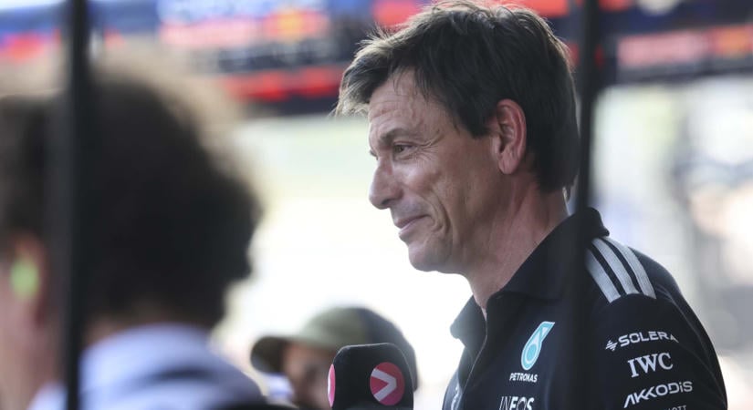 Kényelmesen vezet a Mercedes, Wolff mégsem enged lazítást
