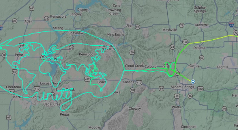 Újra akcióban: Mona Lisa után most a Földet rajzolta az égre az amerikai Cessna-pilóta