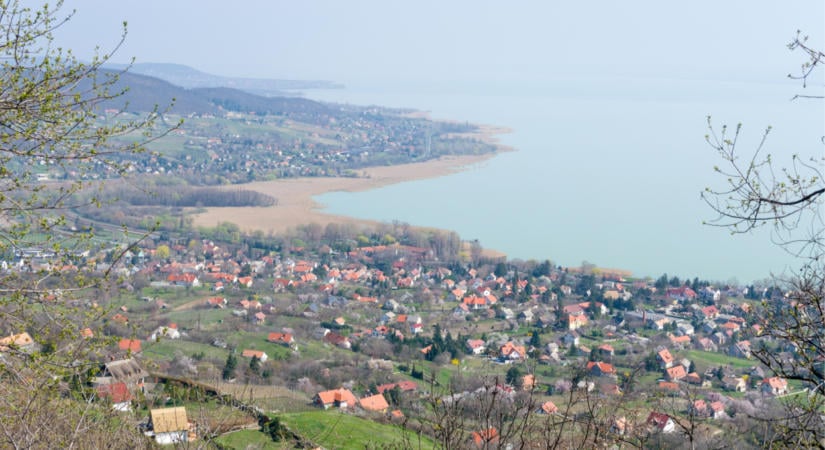 Kegyetlenül rosszul járt, aki a Balatonnál építkezne: teljes tilalmat rendeltek el a településen