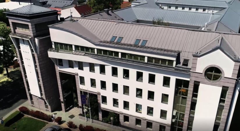 A teherautóba kapaszkodó sértettel együtt indult el a sofőr – vádat emeltek ellene
