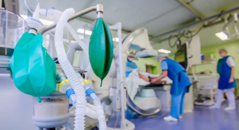 Két embert köröznek a lélegeztetőgép-beszerzések ügyében