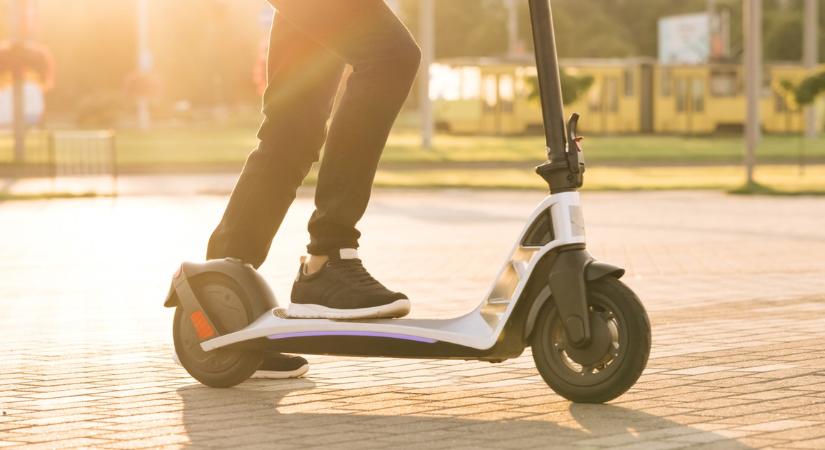 Brutálisan drágult az elektromos rollerek kötelező biztosítása, mutatjuk mennyibe kerül most