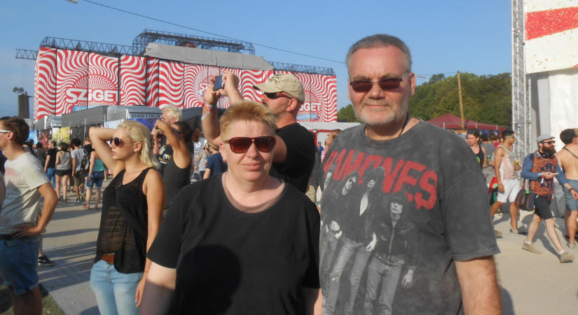 A fájó lábuk sem állítja meg őket: 33 éve egyetlen Sziget Fesztivált sem hagyott ki a szentesi pár