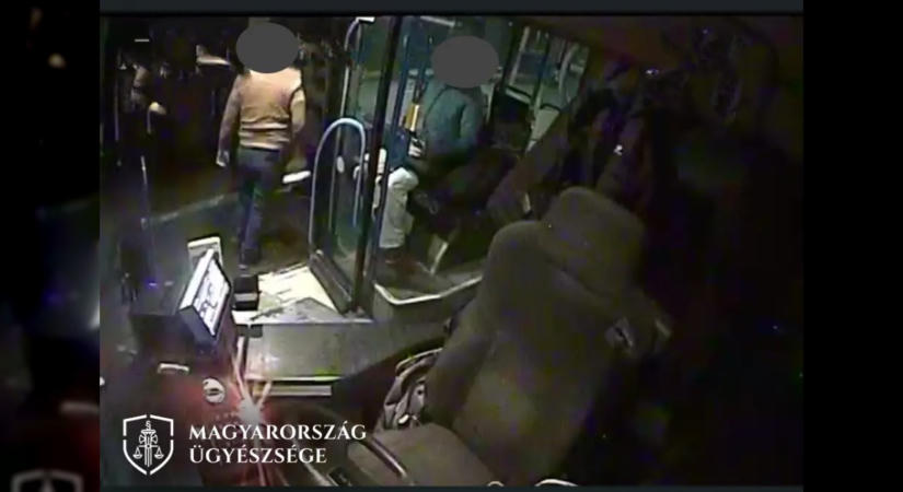 Vádat emeltek egy buszsofőr ellen, aki súlyosan bántalmazott egy utast