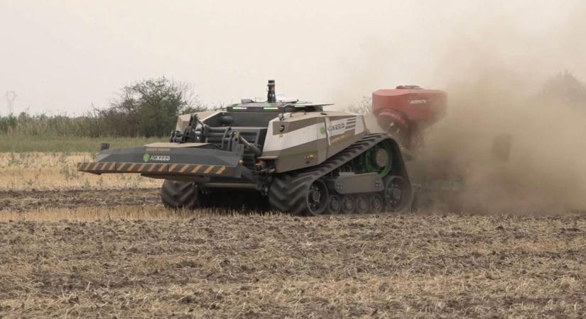 24-ből 23 órát dolgozik: ezt tudja a Makón bemutatott robottraktor