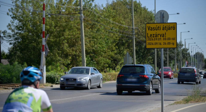 Hatalmas dugókat okozott a vasúti átjáró hétfői lezárása