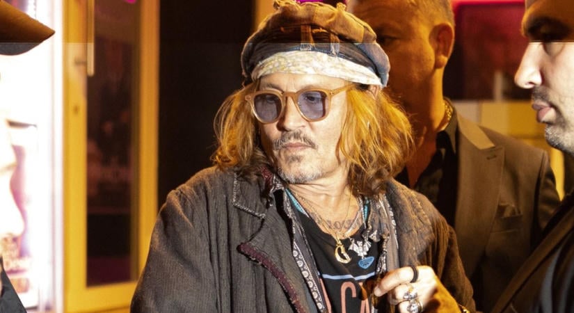Bizarr videó terjed a neten Johnny Deppről: aggasztóan néz ki és újságírók előtt legelte a műfalat