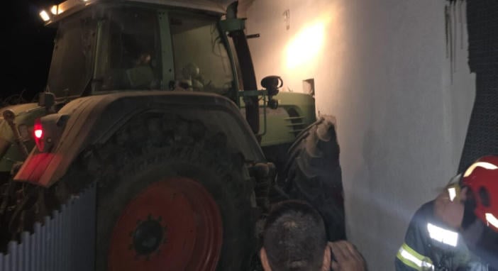 Családi házba hajtott egy ittas traktoros