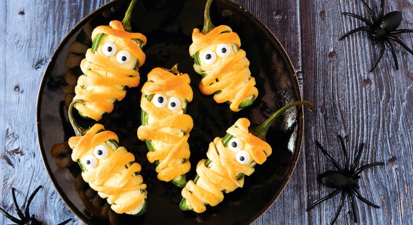 Rémisztő finomság halloweenre: sajtos múmiapaprika leveles tésztában