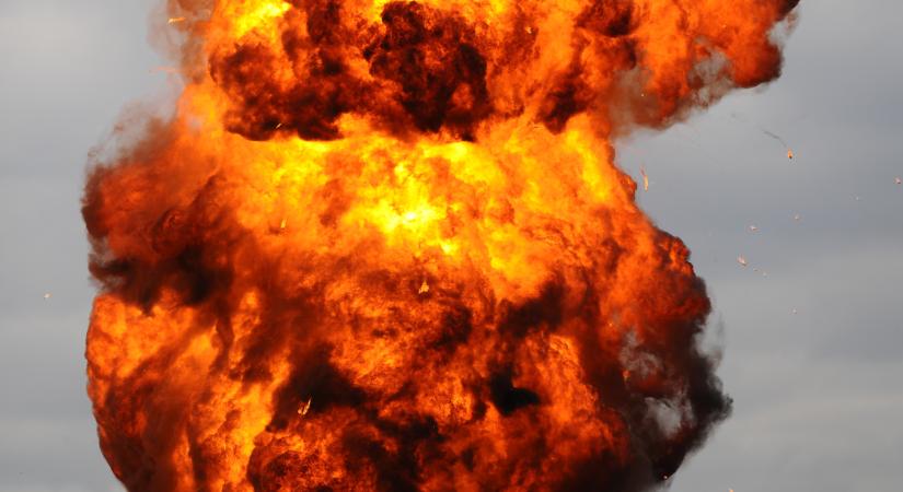 Hatalmas lángok és füst, míg a szem ellát: szétbombázta Ukrajna az orosz óriást, teljes sötétségbe borult a félsziget