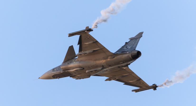 Egy perce kaptuk. Elsötétült a kijelző, irányíthatatlanná vált a repülő, és... A honvédelmi miniszter súlyos részleteket árult el a Gripen balesetéről