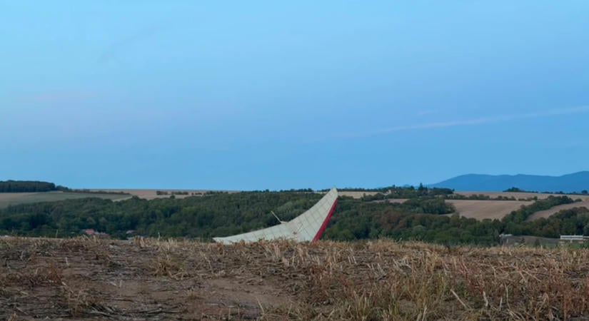 Tragédia: lezuhant egy sárkányrepülő Nyugat-Szlovákiában, meghalt a pilóta