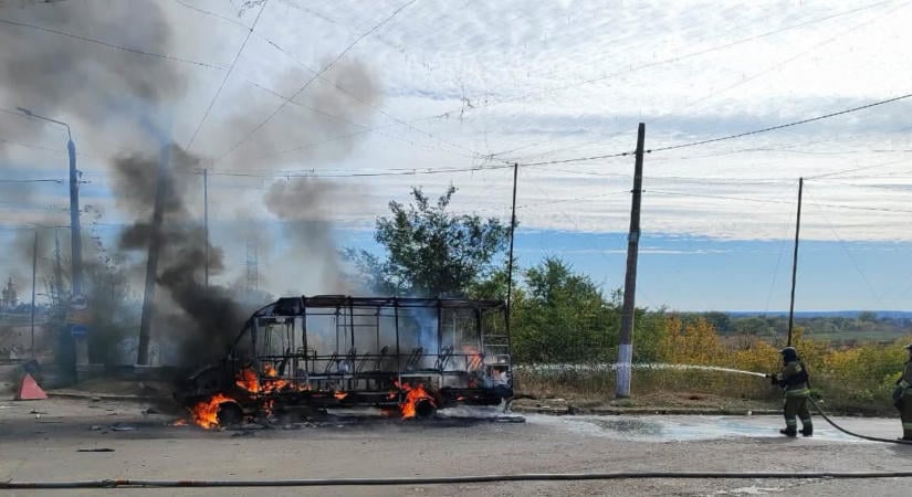Az oroszok eltaláltak egy személyautót és egy autóbuszt Szlovjanszkban: egy ember meghalt, többen megsebesültek