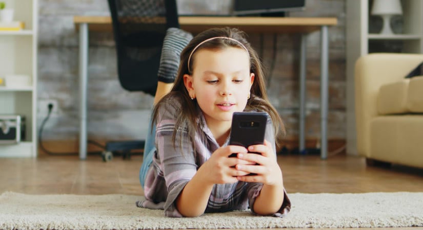 Kevesebb tiltás, több párbeszéd a képernyőidőről – segít a családi digitális iránytű