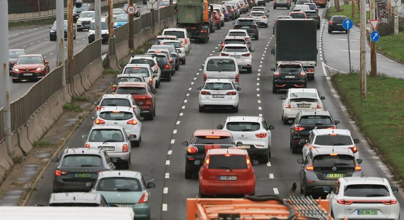 Megindult az áradat a Balaton felé, bedugult az M7-es