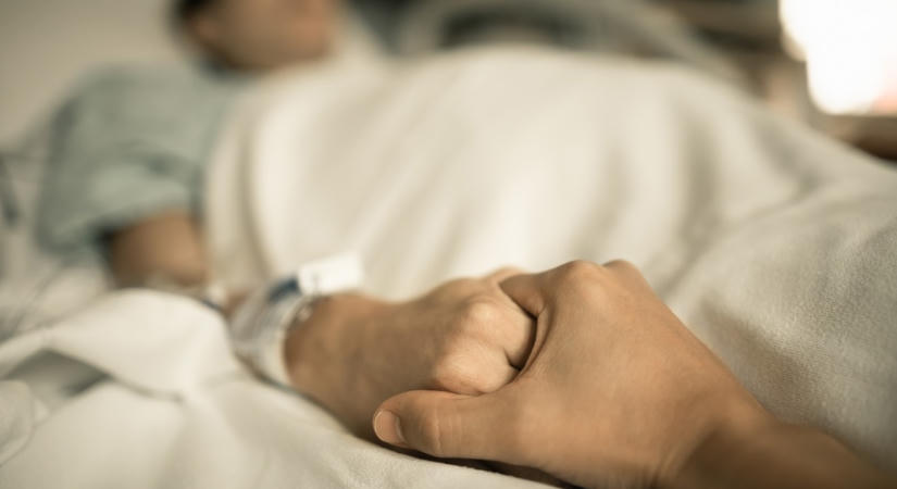 Ebben a sorrendben állnak le az érzékszerveink az utolsó órákban: ezért fontos, hogy ezt megtedd a szeretted halálos ágyánál