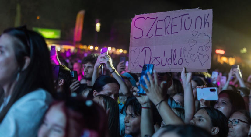 Itt a videó: így énekelt a közönség a bányásznap szombati sztárjával