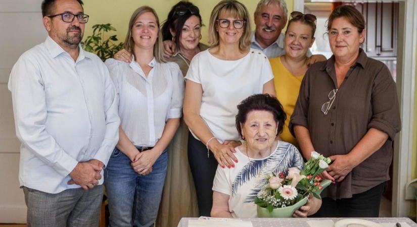 Megható: a 90 éves Anna nénit köszöntötték Kaposváron születésnapja alkalmából