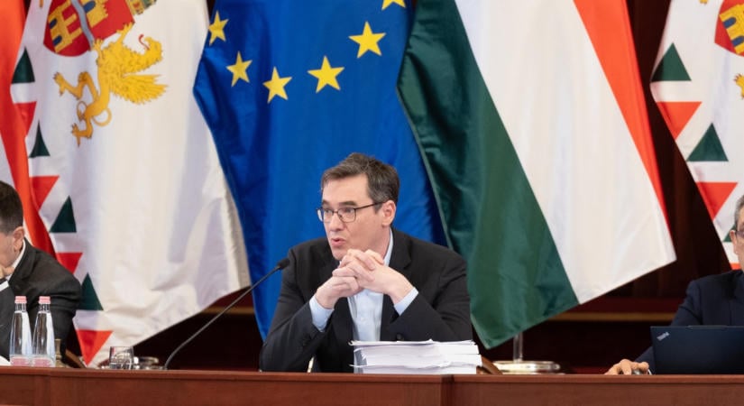 Káosz és kivonulás a Városházán: leszavazták a Fideszt, Baranyi Krisztina Unicumot vitt Karácsony Gergelynek