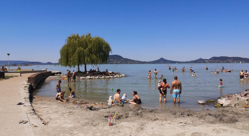 Alig maradt víz a strandoláshoz, de a sekély víznek legalább jó a minősége – ezeken a fürdőhelyeken a legbiztonságosabb a csobbanás