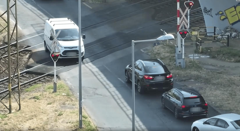Pirosban hajtottak át a vasúti átkelőn, a rendőrség csekkel díjazta a mutatványt