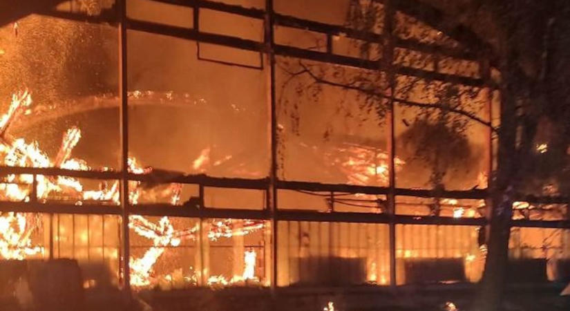 Leégett egy hotel a szomszéd megyében, helyszíni fotókon a hatalmas pusztítás