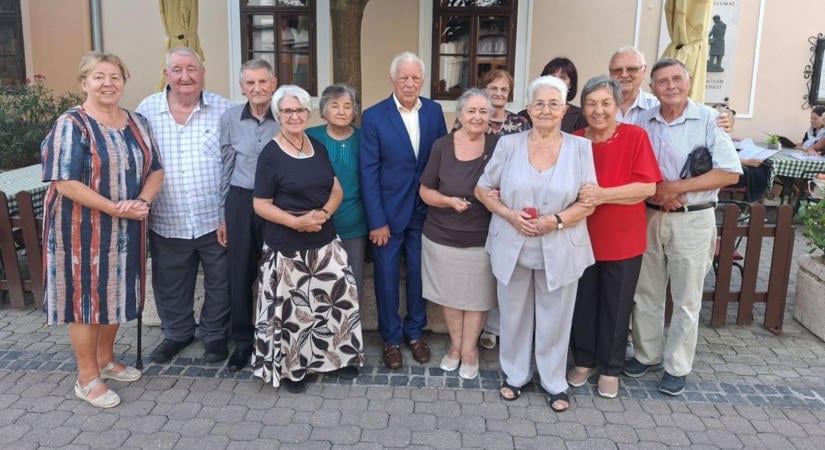 A mosonmagyaróvári Kossuth Lajos Gimnázium 1966-ban végzett diákjai találkoztak - fotó