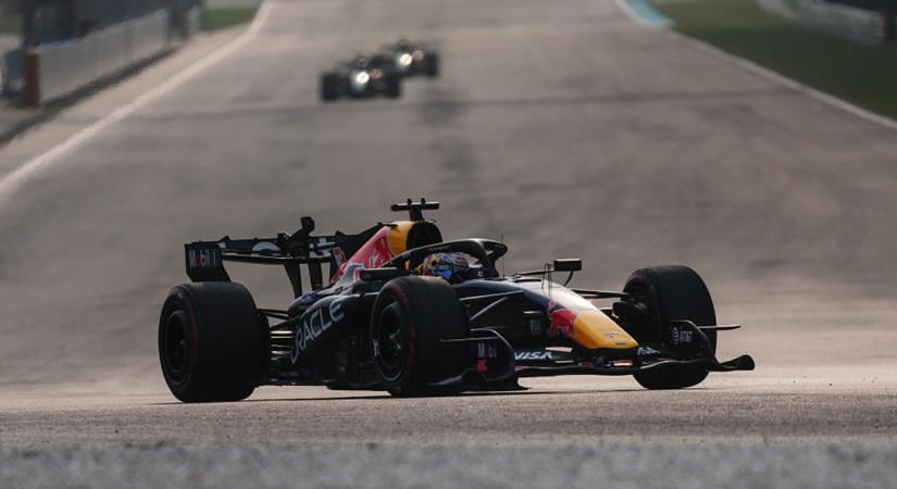 Szakadó eső után kemény csaták: Max Verstappen kaotikus futamot nyert meg Malajziában – videó
