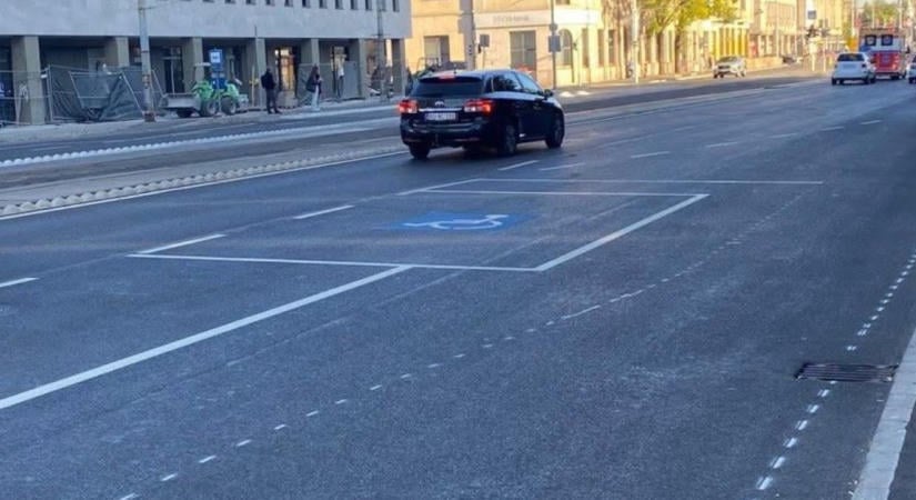 Ezt hogy sikerült? Az út közepére festették fel a mozgássérült parkolót Újpesten