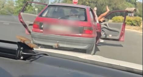 Négyen is kiugrottak egy menekülő autóból, a sofőr 150-nel száguldott tovább – videó