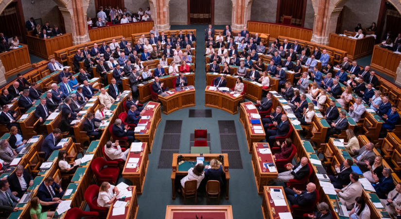 Az új Médiatanács létrehozásáról, törvényjavaslatok soráról tárgyal az Országgyűlés rendkívüli ülése