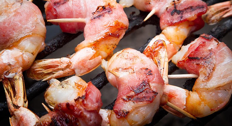 Baconba tekert grillgarnéla jalapeños coleslaw-val - ropogós nyári falatok