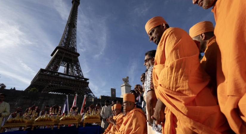 Lemond az Eiffel-tornyot üzemeltető vállalat vezetője, miután egy hindu csoport látogatásának idejére kiparancsolták a női dolgozókat a toronyból