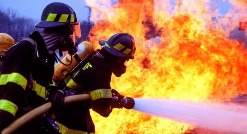 Szolnoki tűzoltók fékezték meg a lángokat Rákóczifalván, ahol egy gázpalack is felrobbant