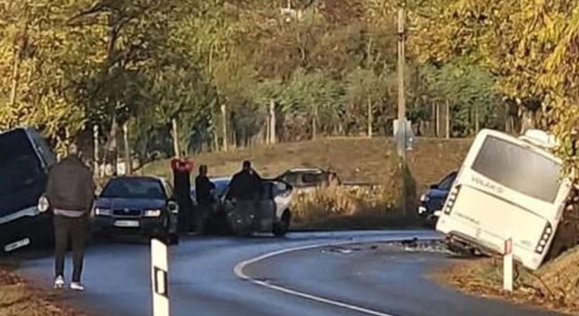 Sokkoló baleset a Dunántúlon: frontálisan ütközött egy autó a busszal, mindkét jármű árokba borult